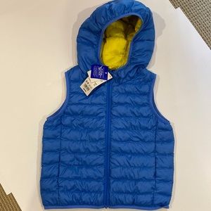UNIQLO KIDS NWT PUFFER VEST BLUE WITH YELLOW INSIDE SIZE 3/4 UNISEX